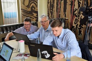 Henning Bolz aka hebolz ein erfahrener "Datenprüfer" hilft Ralf Georgi beim Mappen mit seinem Schüler Jonas Wener