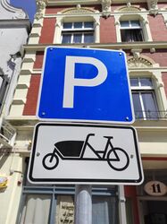 Parkplatzschild für Lastenräder in Lübeck