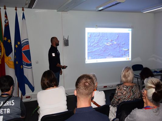 Apresentação sobre a situação geológica dos Açores e os métodos de trabalho do SRPCBA