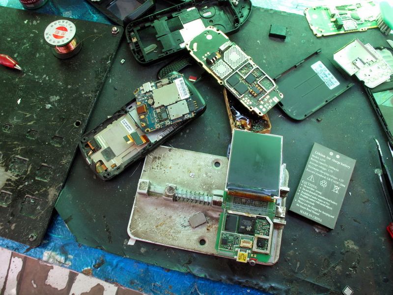 File:Cell Phone Repair.jpg