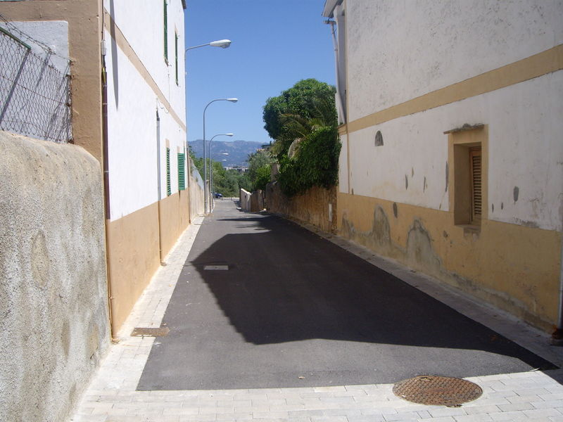 File:Street-without-sidewalk.JPG