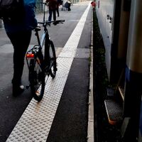 FR84007 tactile paving in railway platform 2023-03-03.jpg