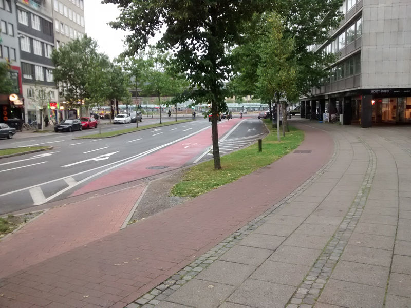 File:Bremen street with cycleway lane between car lanes.jpg