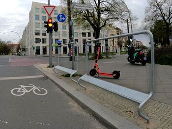 Deux dispositifs coté droit de la piste cyclable, avec repose-pied et main courante