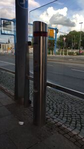 Notrufsäule an der Zentralhaltestelle Chemnitz.jpg