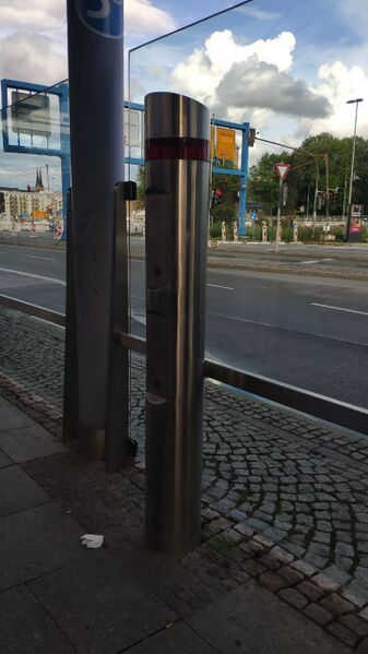File:Notrufsäule an der Zentralhaltestelle Chemnitz.jpg