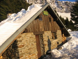 Cabaña silvestre construida de piedra