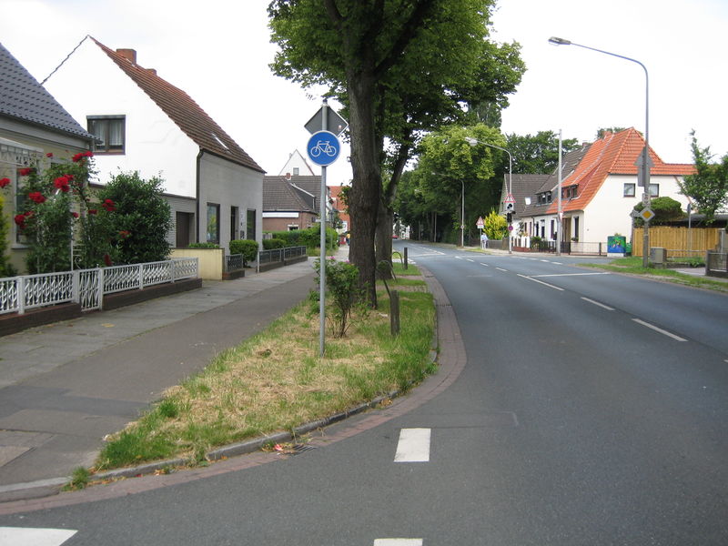 File:Bremen street with cycleway and sidewalk 1.jpg