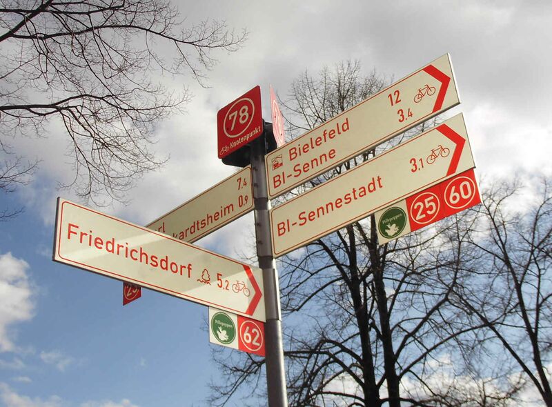 File:Guidepost Radverkehrsnetz NRW.jpg
