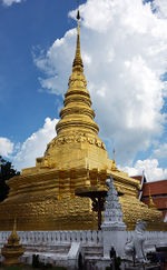 Golden wat tower (stupa).jpg