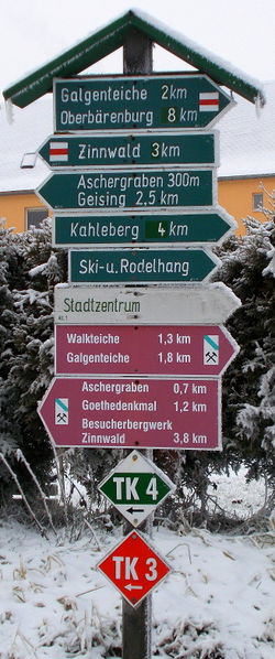 File:2014 Wanderwegweiser an der Zinnwalder Straße in Altenberg.jpg