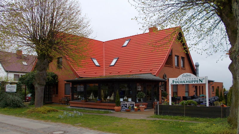 File:2014 Pension und Gaststätte - Fischschuppen - im Ostseebad Wustrow.jpg