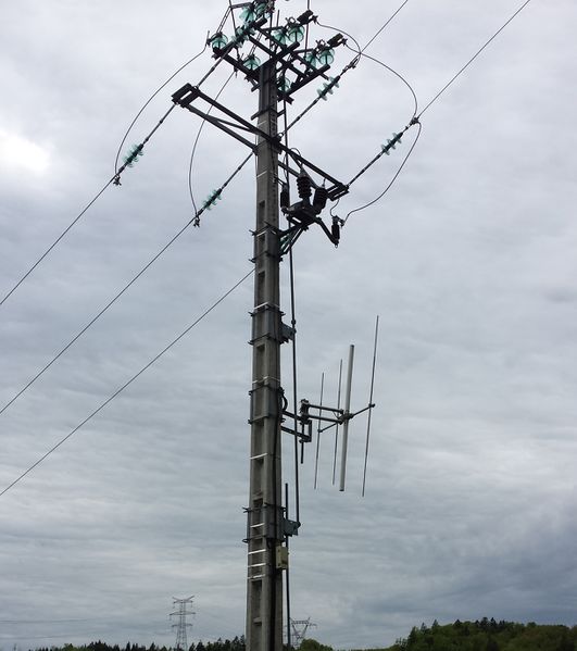 File:Power overhead line medium voltage controllable switch.jpg