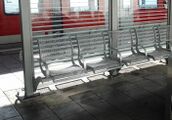 amenity=bench + direction=* + seats=5 + backrest=yes + material=metal Sitzbank mit einzelnen Plätzen, die durch Lücken und Armlehnen voneinander getrennt sind