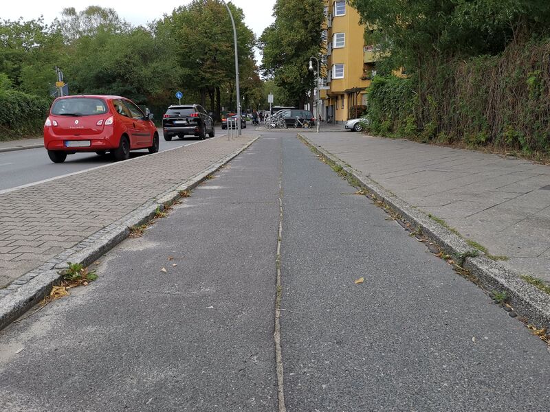 File:Cycleway separation kerb Berlin Neukölln Eschersheimer Straße.jpg