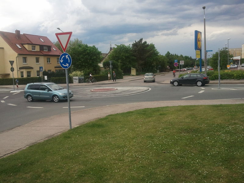File:Erfurts famous miniroundabout 2.jpg