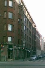 Un edificio de apartamentos con tiendas a nivel de calle.