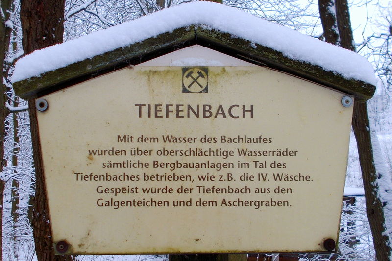 File:2014 Tafel Tiefenbach am Bergbaumuseum.jpg