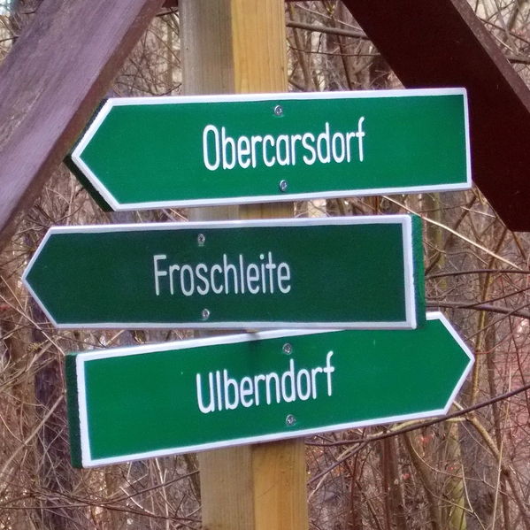 File:2014 Wanderwegweiser Ulberndorf Froschleite.jpg
