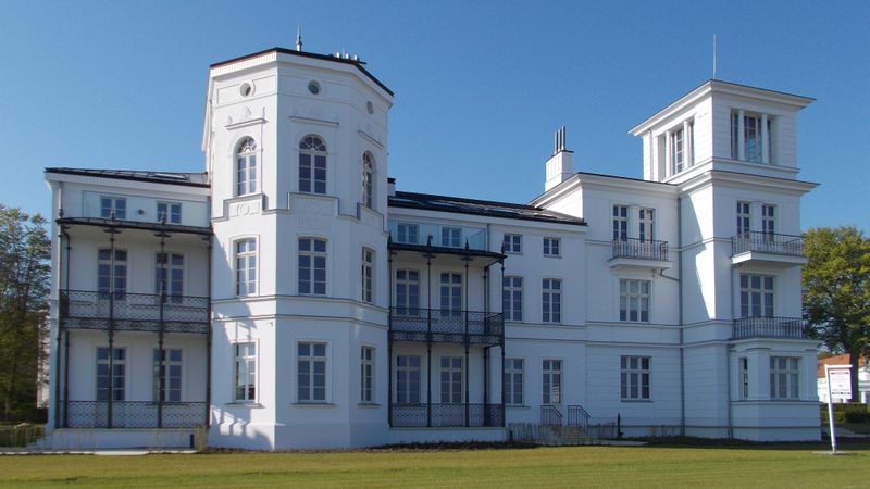 File:2014 Heiligendamm erste neue Villa an der Promenade.jpg