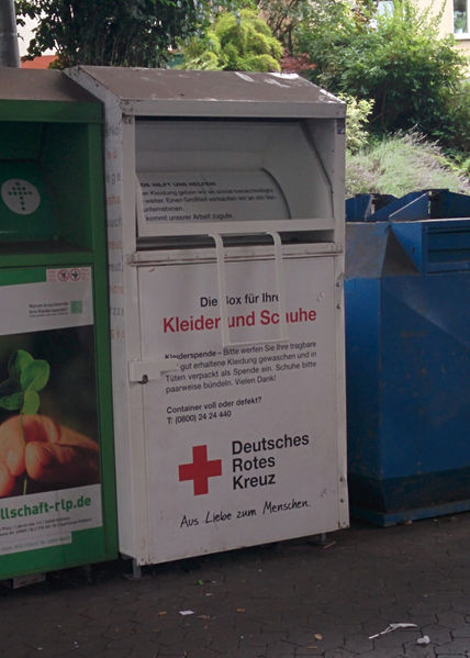 File:Kleidercontainer-DRK.jpg