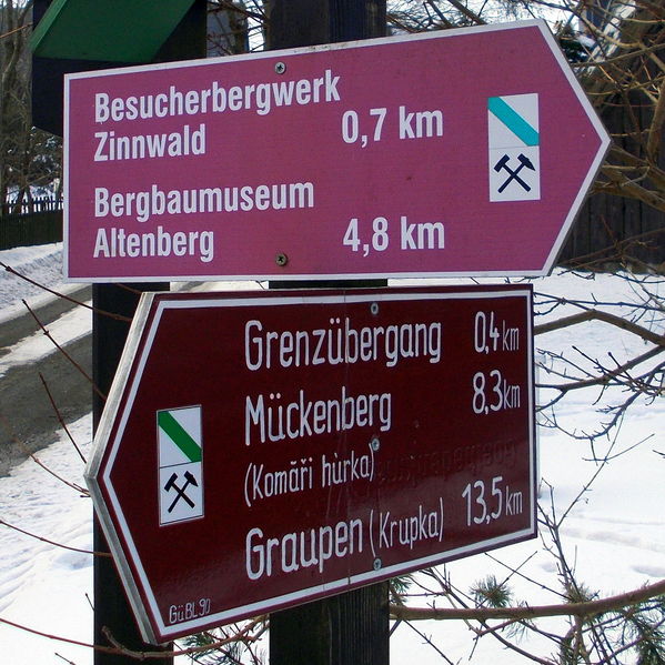 File:2014 Zinnwald Wanderwegweiser am Huthaus.jpg