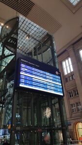 Fahrplananzeigetafel im Leipziger Hauptbahnhof.jpg