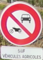Panneau interdit aux véhicules à moteur, mais les engins agricoles ont le droit de circuler, dans la commune de Tencin 38570