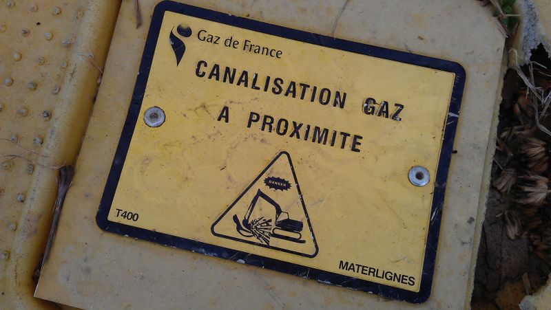 File:French gas pipeline small ground marker detail.jpg