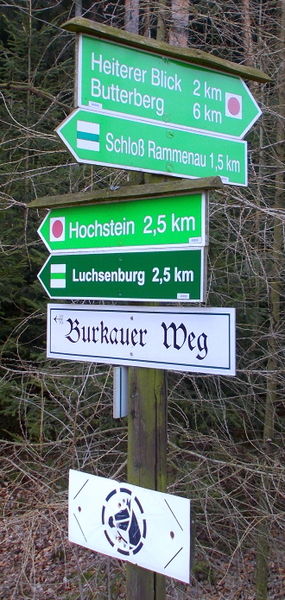 File:2014 Wanderwegweiser Burkauer Weg bei Rammenau.jpg
