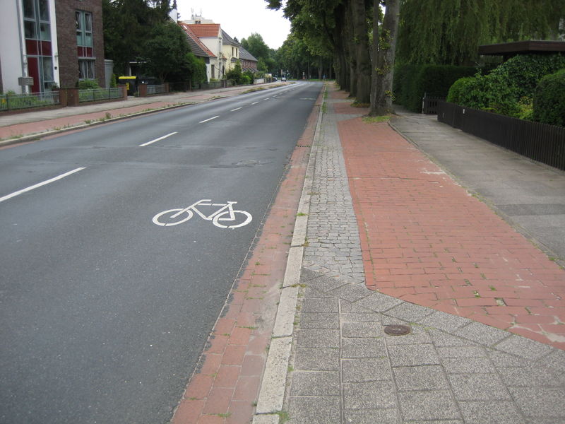 File:Bremen street with cycleway and sidewalk 2.jpg