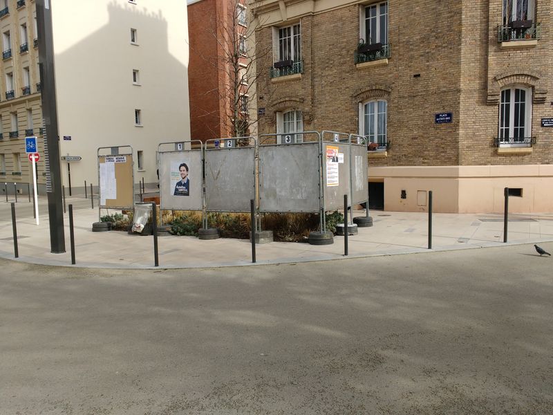 File:Panneaux electoraux Montrouge.jpg