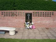 Kleines Denkmal im Friedhof von Douglas, Isle of Man, im Gedenken an die Leute, die ihr Leben beim Motorradrennen Tourist Trophy verloren haben.