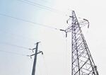 两回110kV输电线路承载于两基上字型塔，摄于湖北省鄂州市。