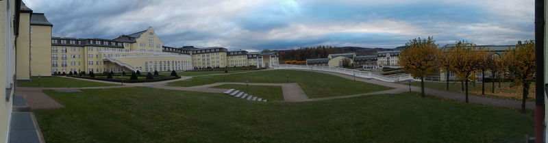 File:180° Panorama Bavaria Klinik Kreischa - Innenpark.JPG