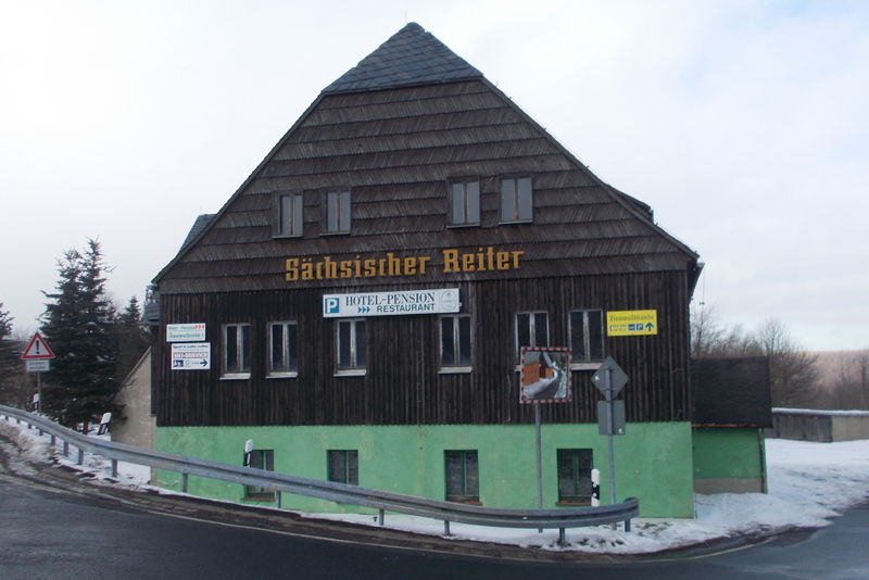 File:2014 Zinnwald ehem. Hotel-Gaststätte Sächsischer Reiter.jpg