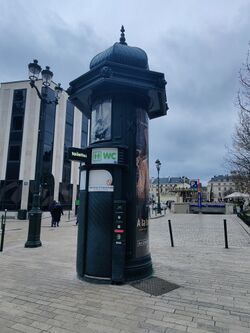 Toilettes publiques colonne publiciaire Orléans.