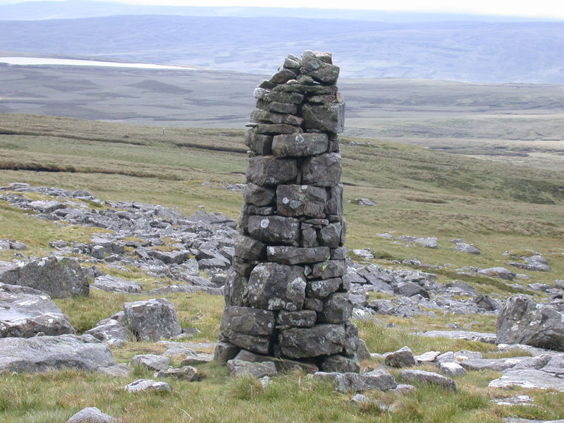 File:A very skilfully crafted cairn.jpg