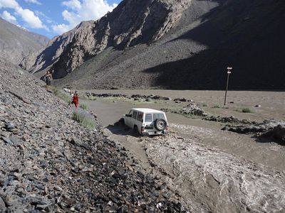 Route inondée sans signalisation dans la vallée de Bartang au Tadjikistan, durant les inondations de juillet 2010.