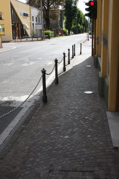File:Sidewalk chain.jpg