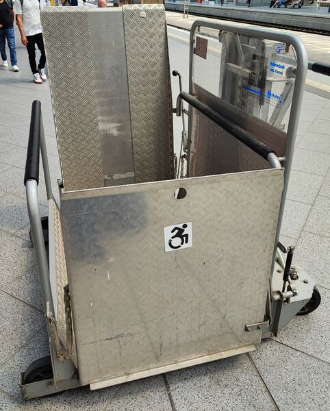 File:Wheelchair Lift at Leipzig Hauptbahnhof.jpg