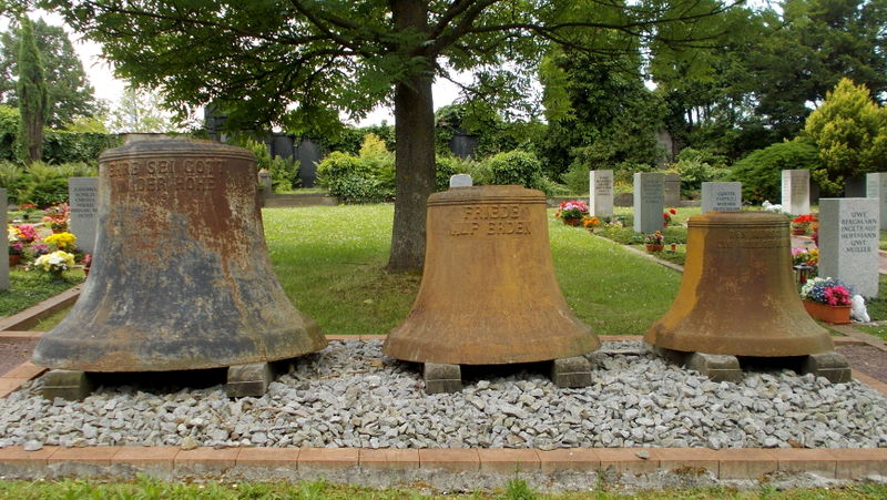 File:2014 Freital Glocken auf dem Friedhof Potschappel.jpg