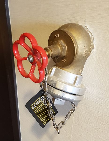 File:Fire outlet globe valve.jpg
