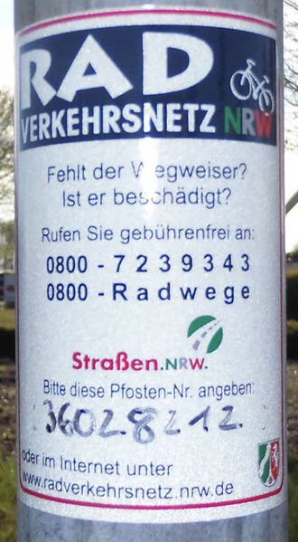 File:Beispiel Pfostenaufkleber Radverkehrsnetz NRW.jpg
