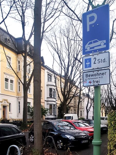 File:Diagonal half on kerb parking max 2h except residents zone O cropped.jpg