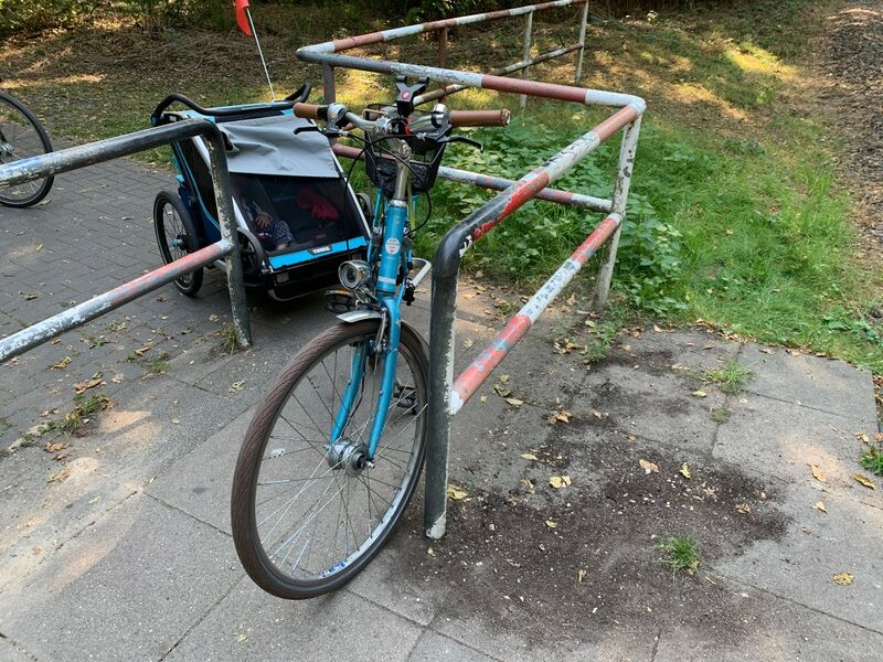 File:Fahrrad steckt in Umlaufsperre.jpg