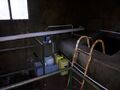 Intérieur de la salle dans le réservoir ; les bidons contiennent le chlore, le boîtier bleu est la pompe pour l’amener dans le réservoir, l’échelle blanche permet de plonger dans le réservoir proprement dit