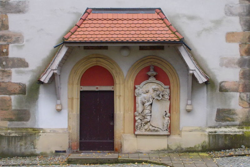 File:2014 Seitenportal der Kirche in Kreischa.jpg