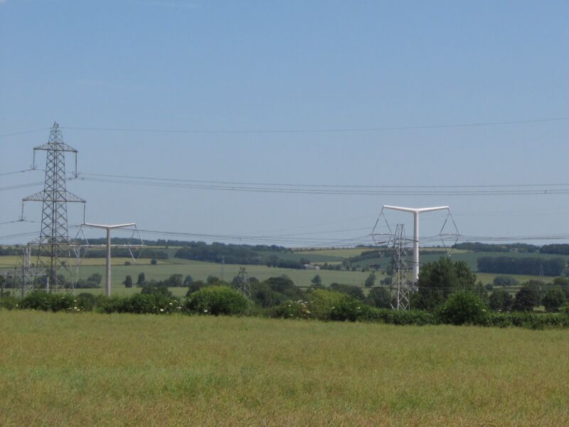 File:Pylons old and new eakring.JPG
