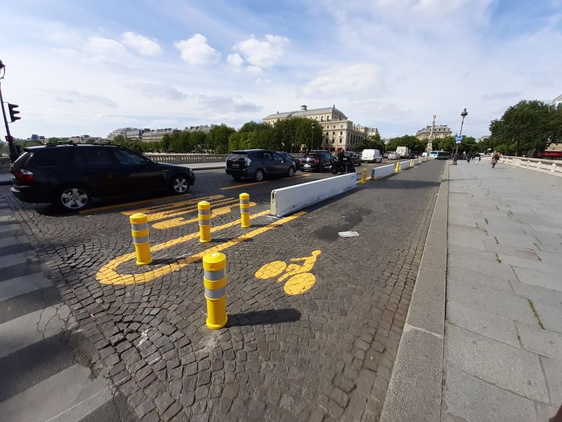 File:Temporary cycle lane and bus lane Pont au Change Paris.jpg